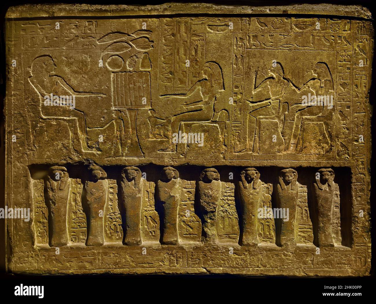 Stela di famiglia del Saherhotep ufficiale e sua moglie Ipet, con rappresentazione hight-rilief di otto figure mummiformi (1759 -1700 AC ) Egitto (Museo Egizio di Torino Italia) Foto Stock