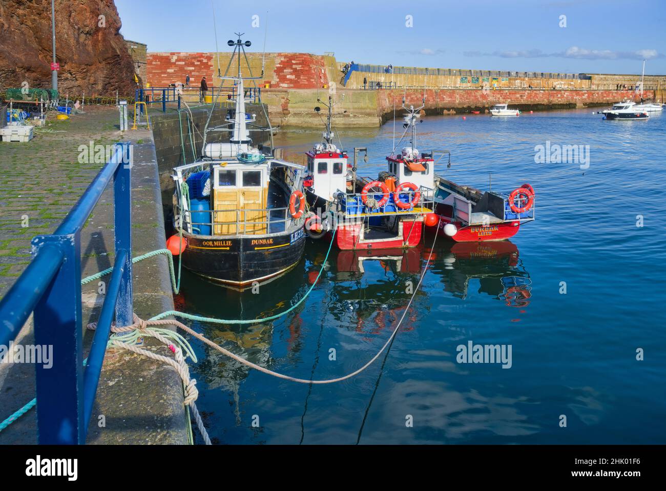Si affaccia sul porto di Dunbar. Bella giornata limpida. Barche colorate da pesca. Imbarcazioni da diporto. Estuario Forth. Lothian orientale, Scozia. REGNO UNITO Foto Stock