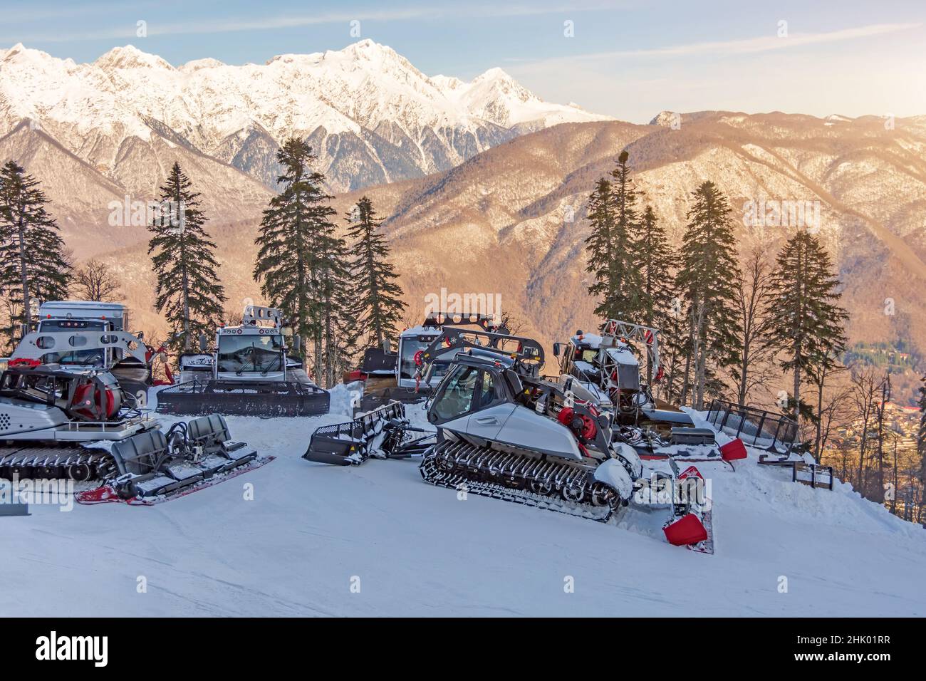 Parcheggio su una pista attrezzatura di rimozione della neve per una stazione sciistica. Apripista per arare la neve che grooming per sci e snowboard vacanze in montagna Foto Stock