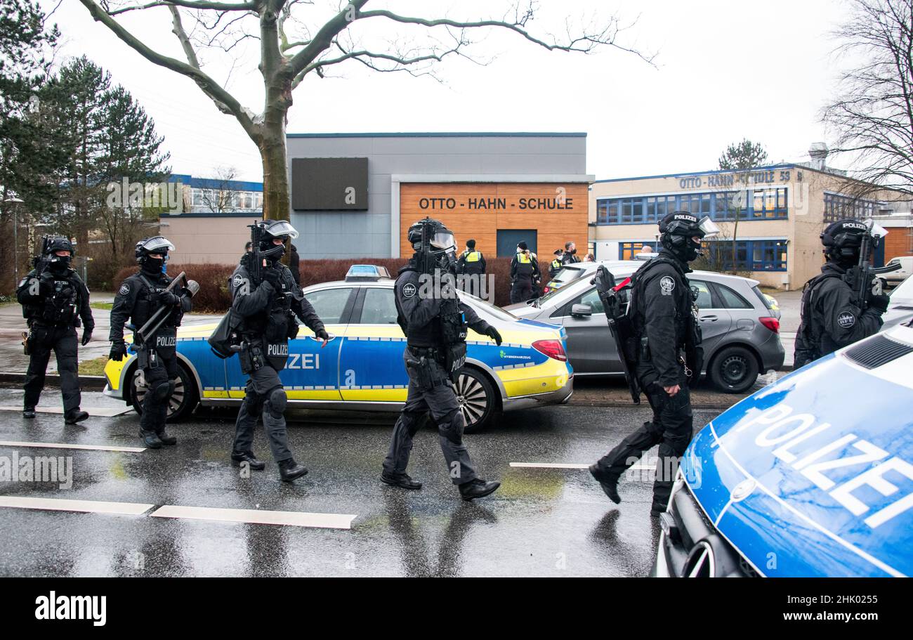 Amburgo, Germania. 01st Feb 2022. Forze di polizia fortemente armate lasciano i locali della otto Hahn School nel distretto di Jenfeld. Si ritiene che un giovane armato di armi da fuoco abbia avuto accesso alla scuola. Credit: Daniel Bockwoldt/dpa/Alamy Live News Foto Stock