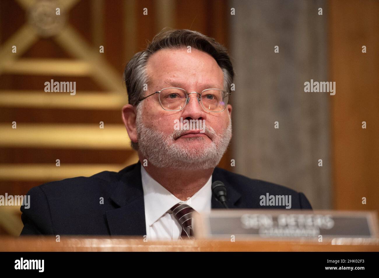 Il Presidente della Commissione per la sicurezza e gli affari governativi del Senato, Sen. Gary Peters, D-MI, si attende durante un'audizione per esaminare le nomine di Shalanda D. Young, della Louisiana, per essere direttore e Nani Coloretti, della California, Essere Vice Direttore dell'Ufficio di Gestione e bilancio presso il Campidoglio degli Stati Uniti a Washington, DC martedì 1 febbraio 2022. Foto di Bonnie Cash/Pool/ABACAPRESS.COM Foto Stock