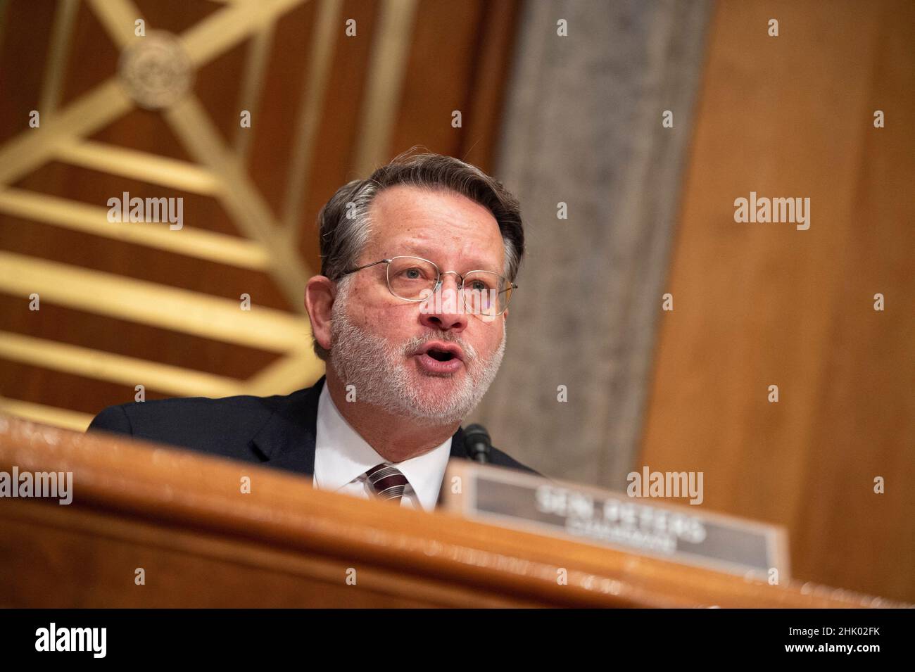 Il Presidente della Commissione per la sicurezza e gli affari governativi del Senato, Sen. Gary Peters, D-MI, interviene nel corso di un'audizione per esaminare le nomine di Shalanda D. Young, della Louisiana, per essere direttore e Nani Coloretti, della California, Essere Vice Direttore dell'Ufficio di Gestione e bilancio presso il Campidoglio degli Stati Uniti a Washington, DC martedì 1 febbraio 2022. Foto di Bonnie Cash/Pool/ABACAPRESS.COM Foto Stock