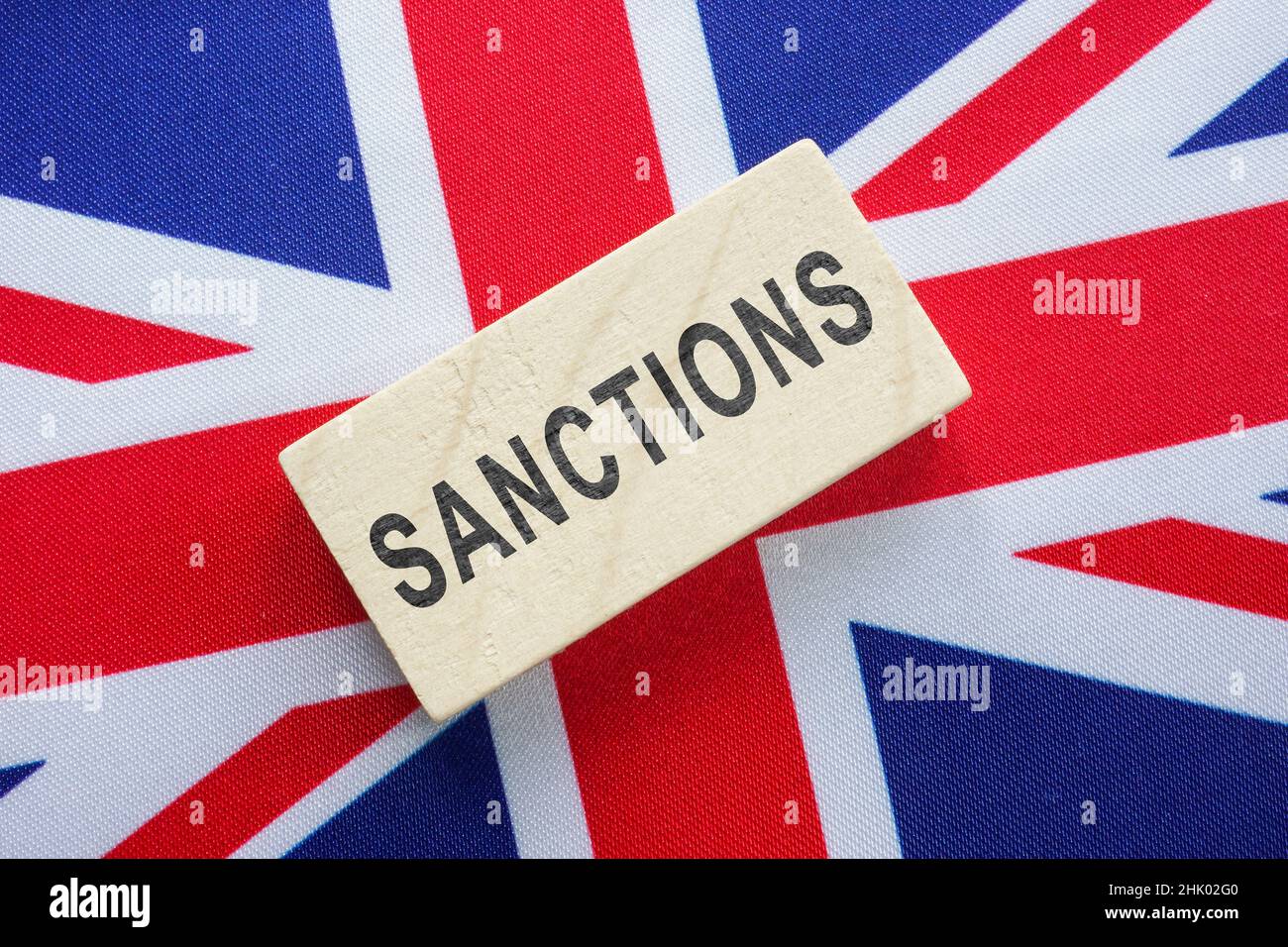 Bandiera della Gran Bretagna e un blocco con l'iscrizione sanzioni. Foto Stock