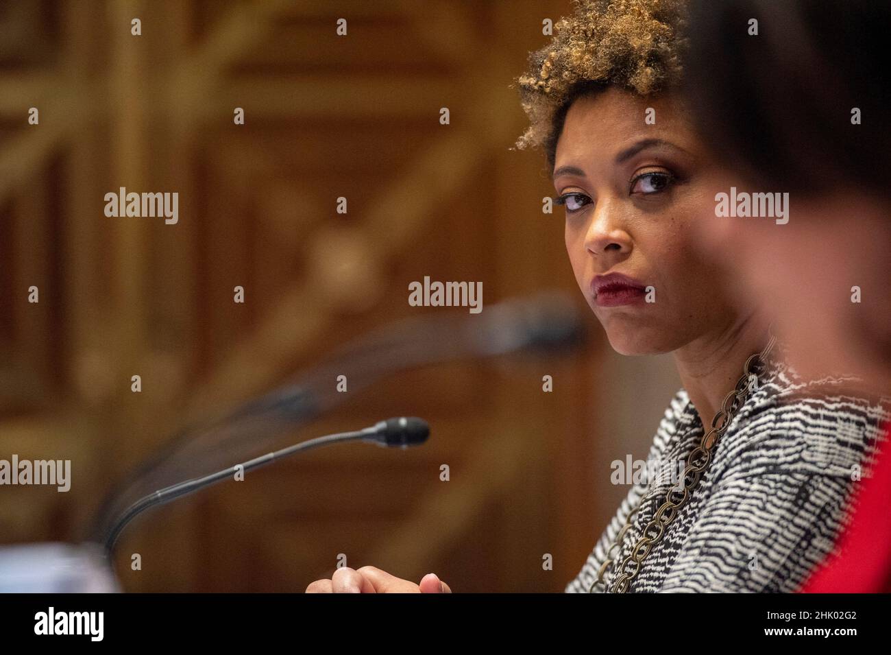 Shalanda D. Young, della Louisiana, guarda come Nani Coloretti, della California, parla durante un'audizione del Senato Homeland Security and Governal Affairs Committee che nomina Young come Direttore e Coloretti come Vice Direttore dell'Ufficio di Gestione e bilancio presso il Campidoglio degli Stati Uniti a Washington, DC martedì, Febbraio 1, 2022. Foto di Bonnie Cash/Pool/ABACAPRESS.COM Foto Stock
