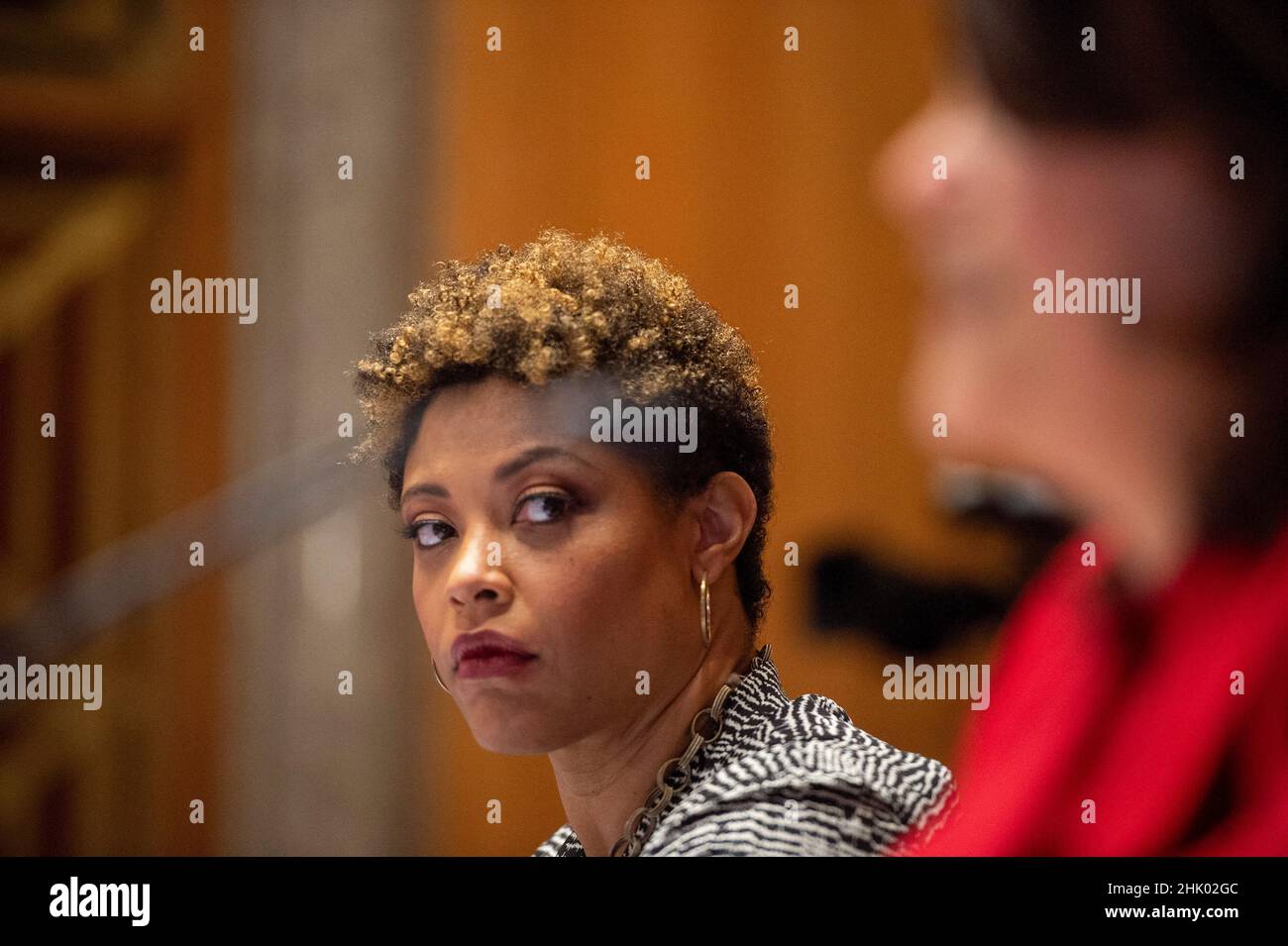 Shalanda D. Young, della Louisiana, guarda come Nani Coloretti, della California, parla durante un'audizione del Senato Homeland Security and Governal Affairs Committee che nomina Young come Direttore e Coloretti come Vice Direttore dell'Ufficio di Gestione e bilancio presso il Campidoglio degli Stati Uniti a Washington, DC martedì, Febbraio 1, 2022. Foto di Bonnie Cash/Pool/ABACAPRESS.COM Foto Stock
