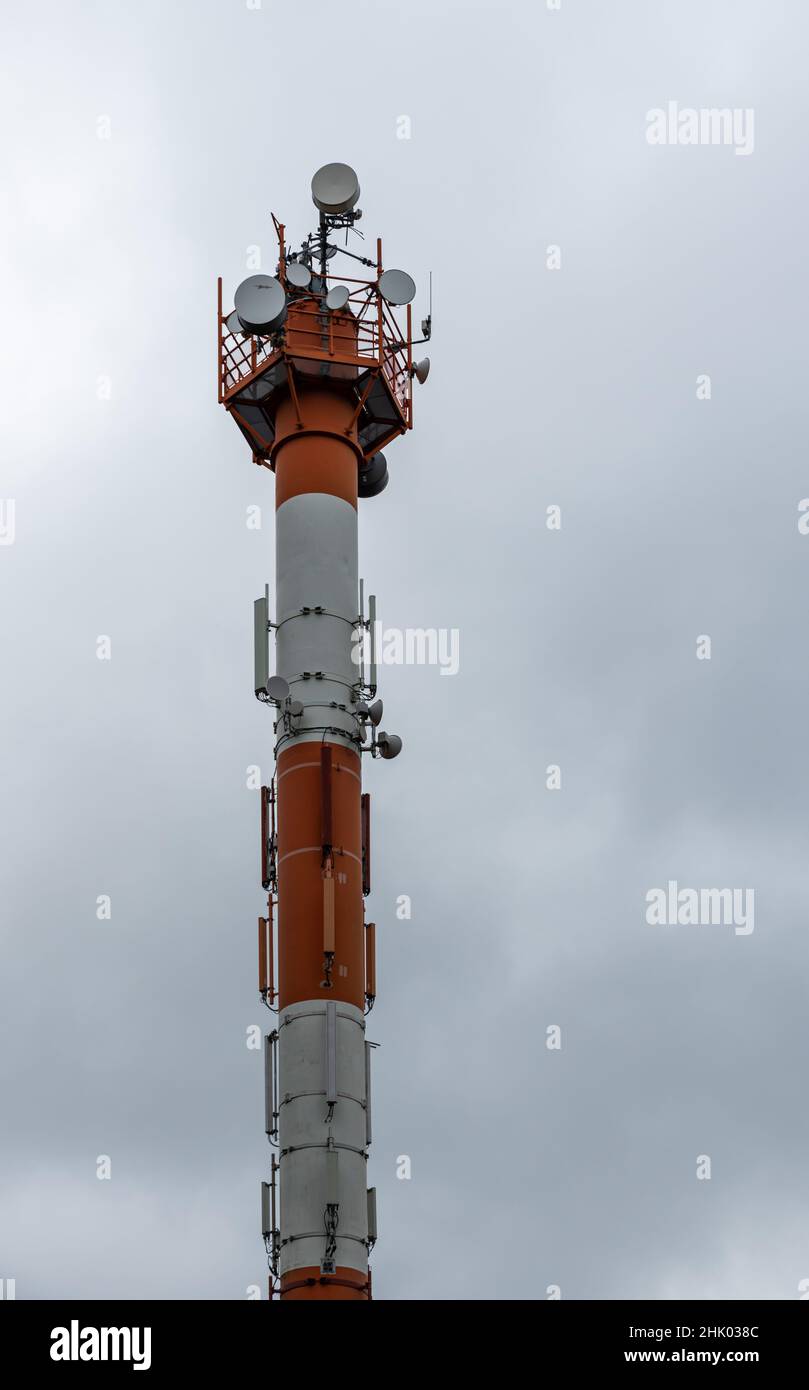 Leuven, Regione Brabante Fiamminga, Belgio - 01 29 2022: Antenna per telecomunicazioni con satteliti per telefoni senza fili Foto Stock