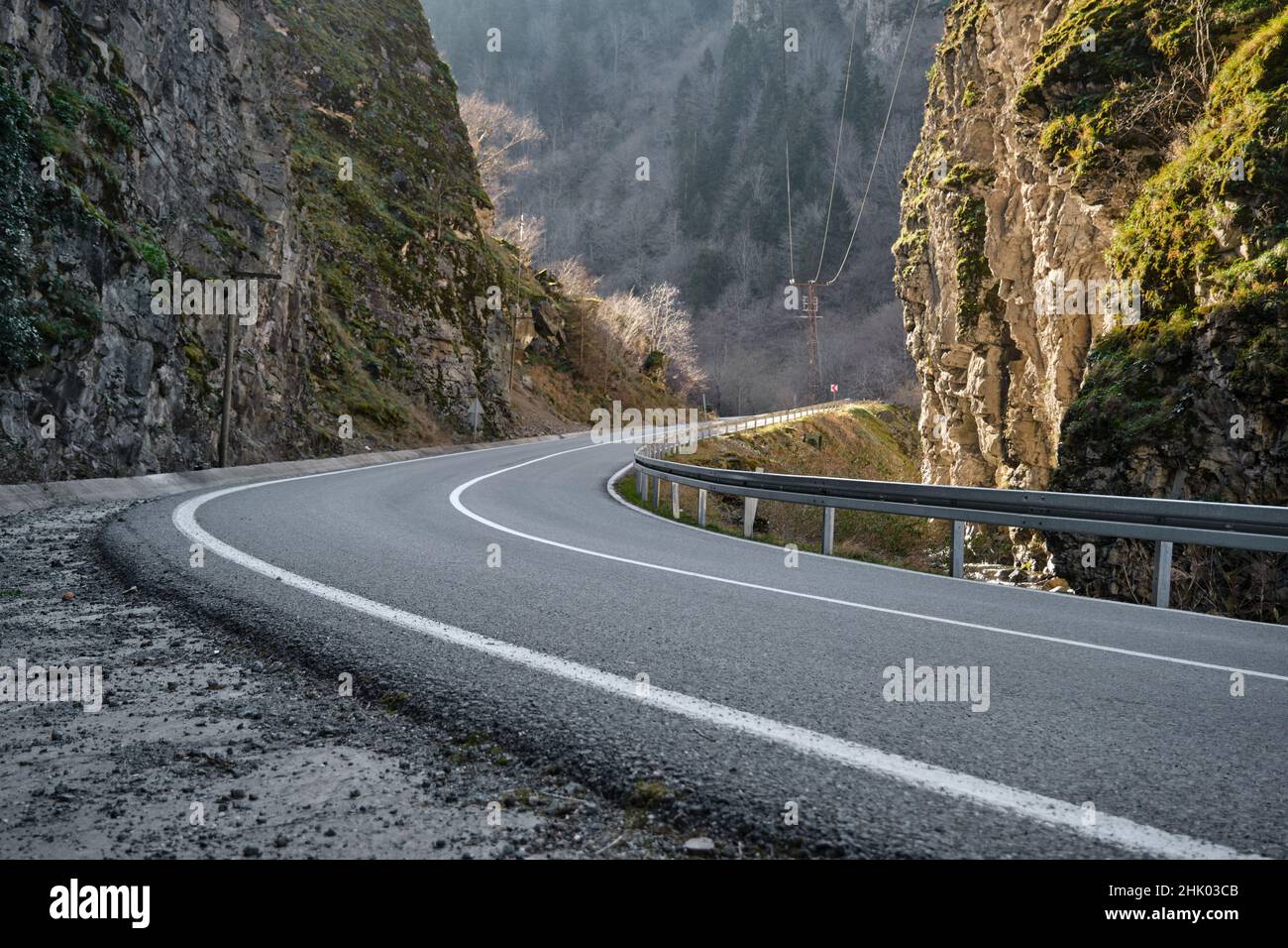 Curva S, strada asfaltata curva tra due enormi pietre, linee stradali. Foto Stock