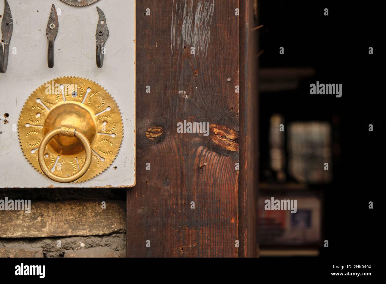 Stile antico oro colore dipinto bussare porta, bussare porta appeso su sfondo di legno texture. Foto Stock
