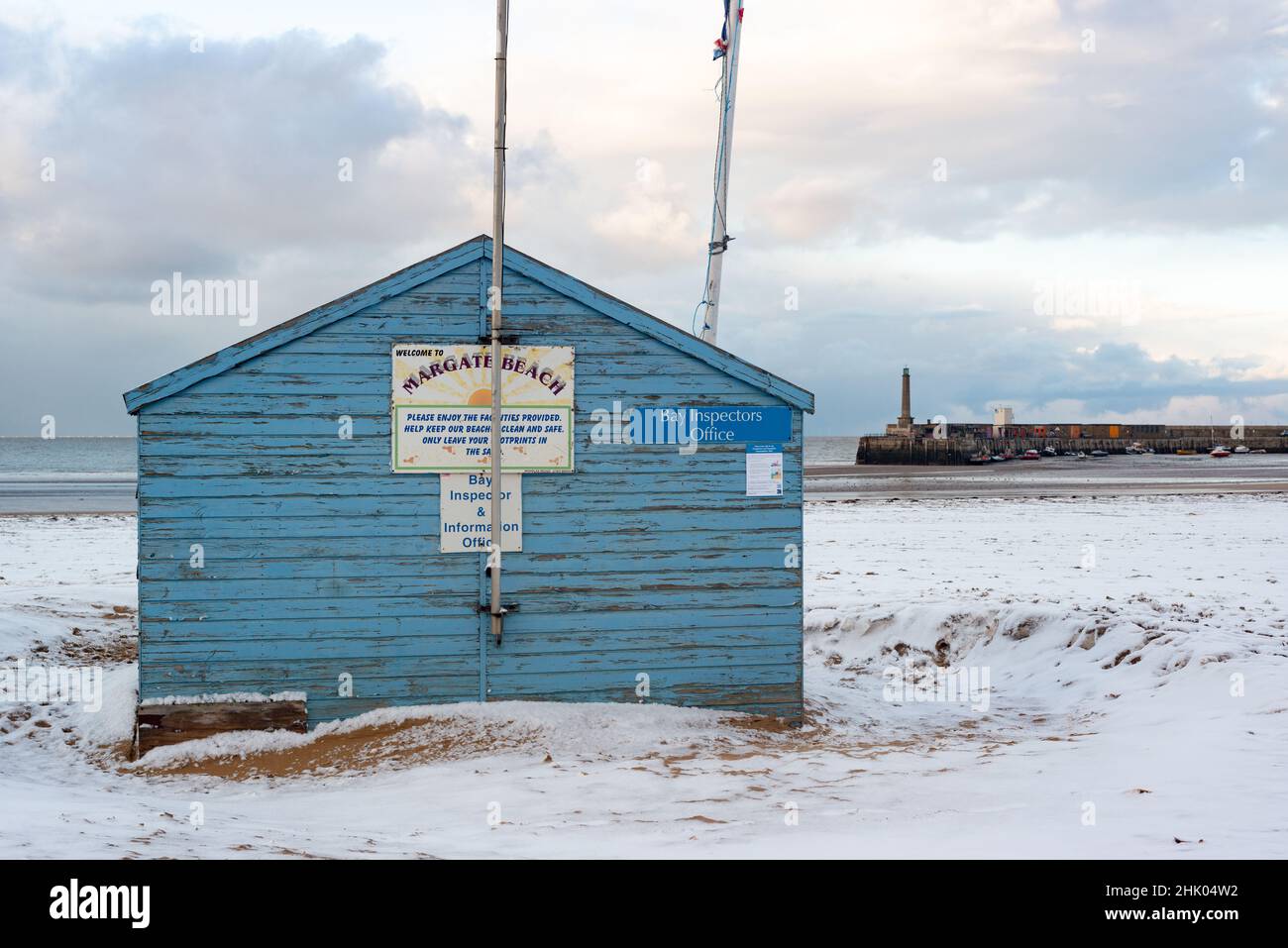 Un rifugio in legno sulla spiaggia di Margate Main Sands nella neve, Margate, Kent Foto Stock