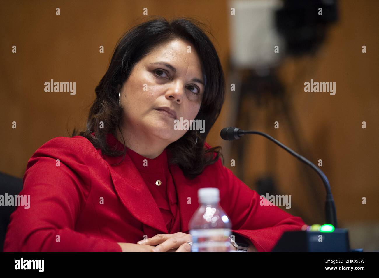 Washington, Stati Uniti. 01st Feb 2022. Nani Coloretti, dalla California, guarda su durante un'audizione del Senato Homeland Security and Governal Affairs Committee che la nomina come Vice Direttore dell'Ufficio di Gestione e bilancio al Campidoglio degli Stati Uniti a Washington, DC martedì 1 febbraio 2022. Foto di Bonnie Cash/UPI. Credit: UPI/Alamy Live News Foto Stock