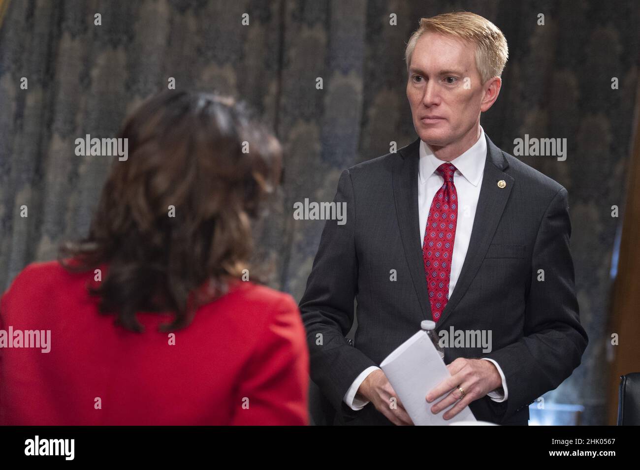 Washington, Stati Uniti. 01st Feb 2022. Nani Coloretti, dalla California, parla al Sen. James Lankford, D-OK, dopo un'audizione del Senato Homeland Security and Governal Affairs Committee che la nomina come Vice Direttore dell'Ufficio di Gestione e bilancio presso il Campidoglio degli Stati Uniti a Washington, DC martedì 1 febbraio 2022. Foto di Bonnie Cash/UPI. Credit: UPI/Alamy Live News Foto Stock