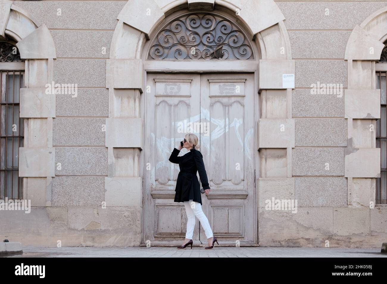 Felice donna d'affari anziana parla di assistenza sanitaria e farmaceutica Foto Stock