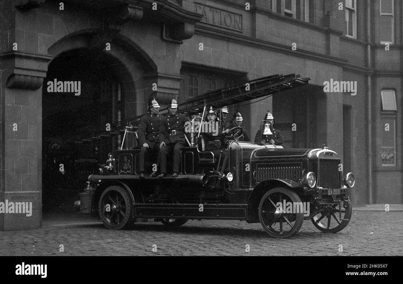 Vigile del fuoco su Leyland Fire Engine che lascia la stazione dei vigili del fuoco di Salford nel 1920 Foto Stock