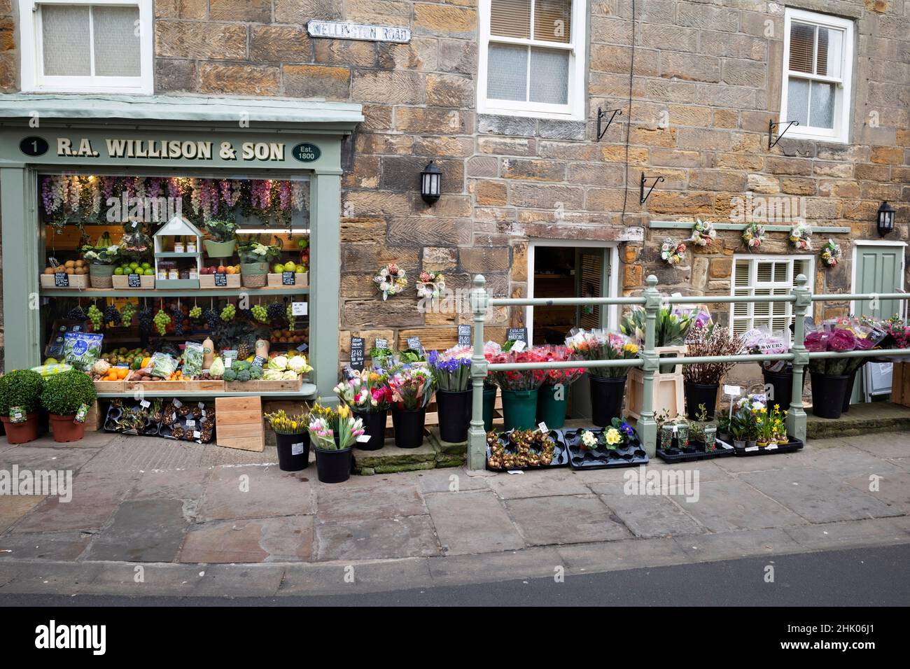 R A Willison Un piccolo negozio di frutta e fiori, fondato nel 1800, a Whitby, North Yorkshire Inghilterra UK Foto Stock