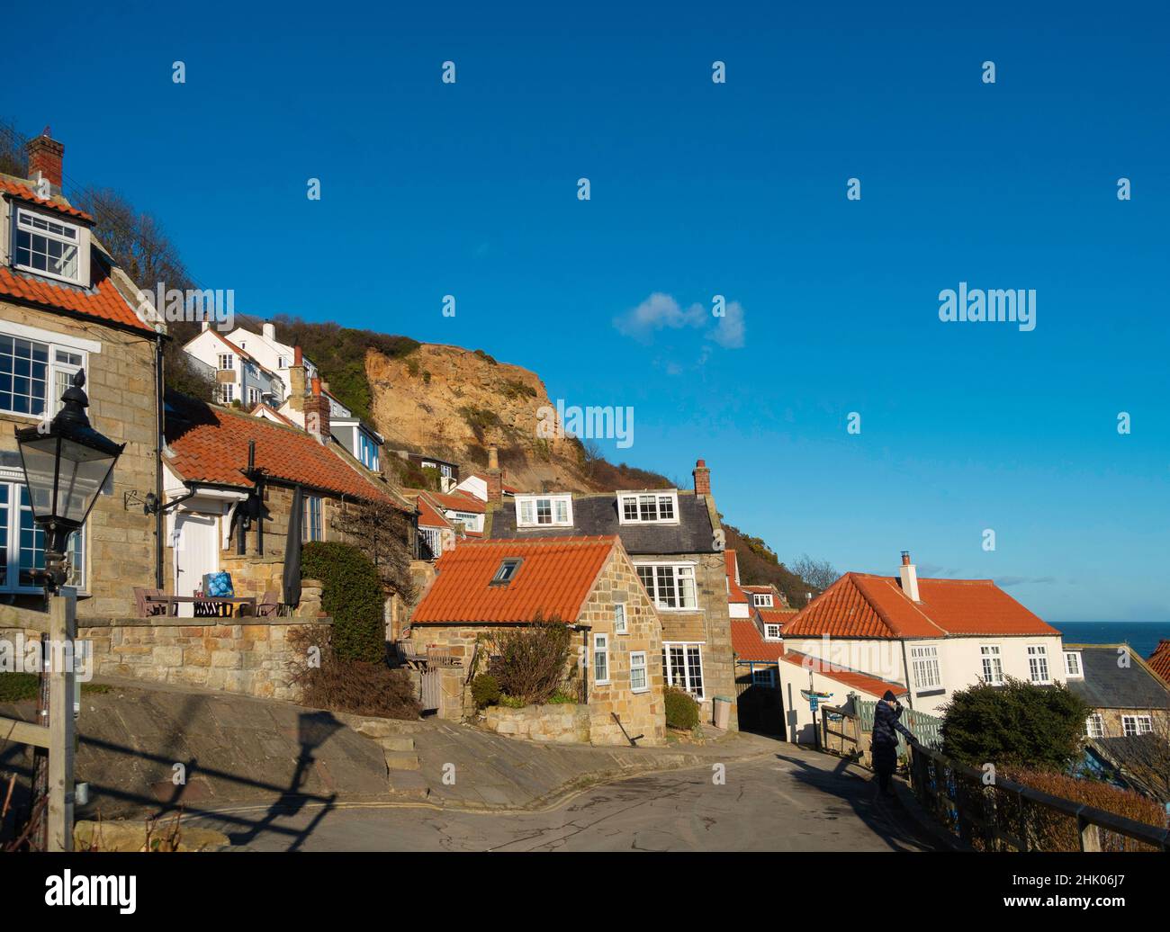 Alcuni cottage più grandi nel villaggio di Runswick Bay con case pittoresche e soprattutto per le case vacanze o seconde case nel Nord Yorkshire Inghilterra Foto Stock