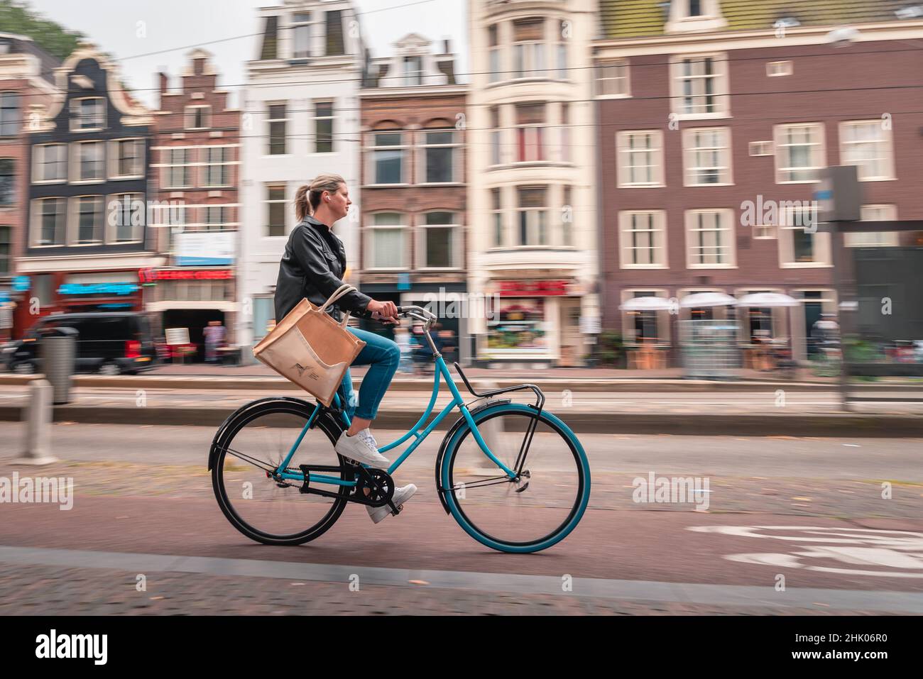 Donna ciclismo in Amsterdam, Paesi Bassi Foto Stock