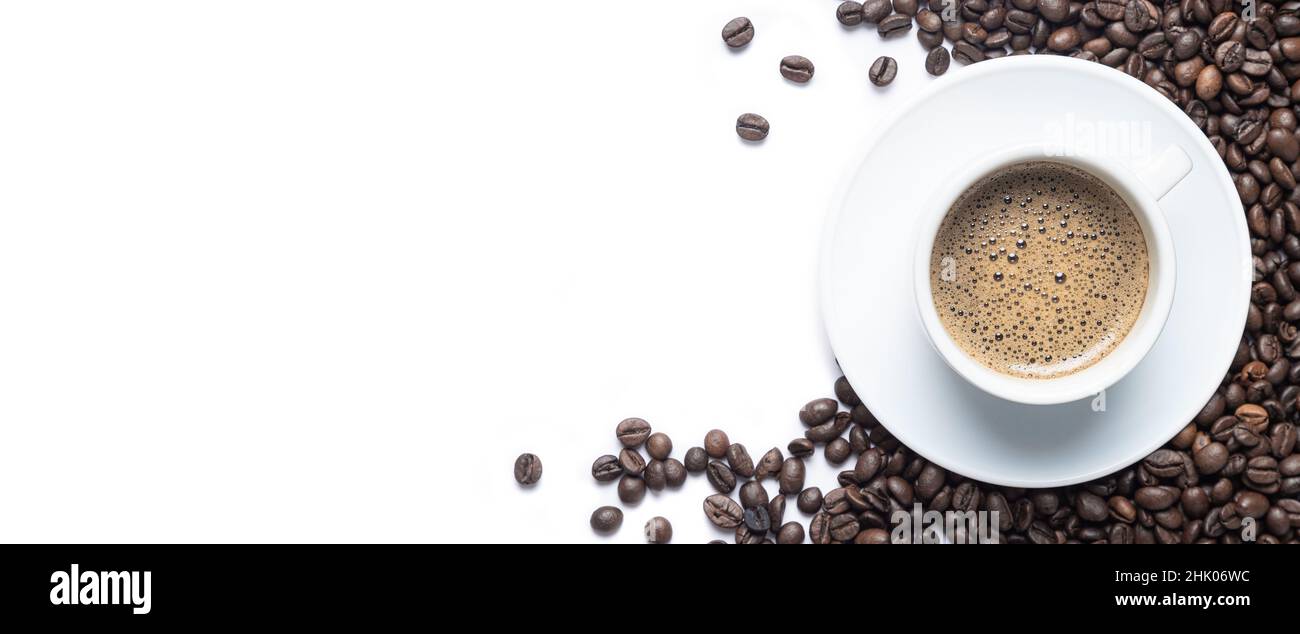 Vista dall'alto di una tazza panoramica di caffè isolata su sfondo bianco con spazio di copia. Foto Stock