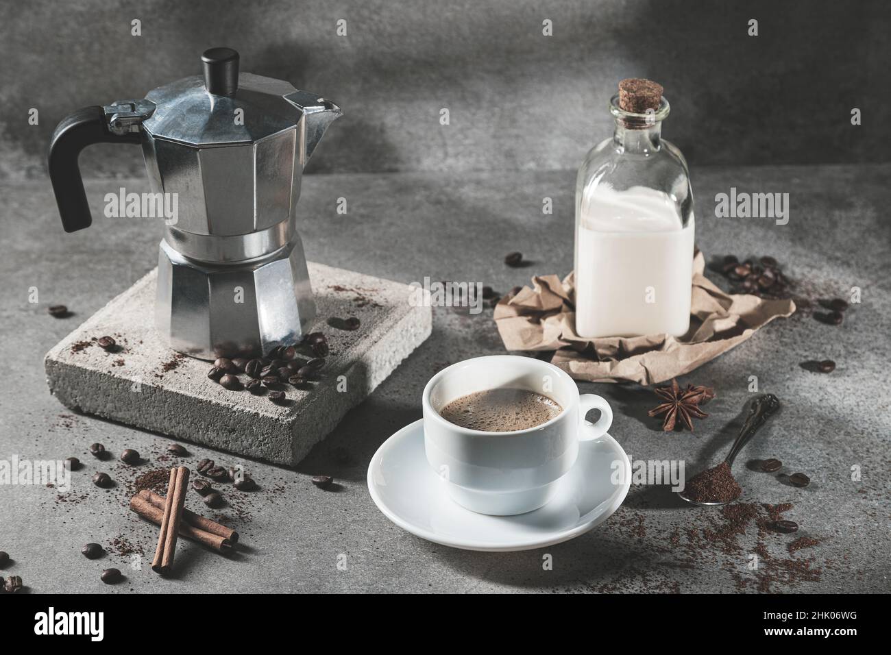 Tazza di caffè con latte su sfondo scuro Foto Stock