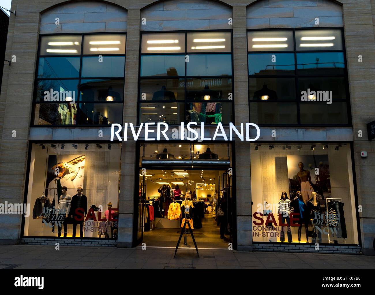 Cartello del negozio River Island illuminato in serata nella città di High Street Lincoln Foto Stock