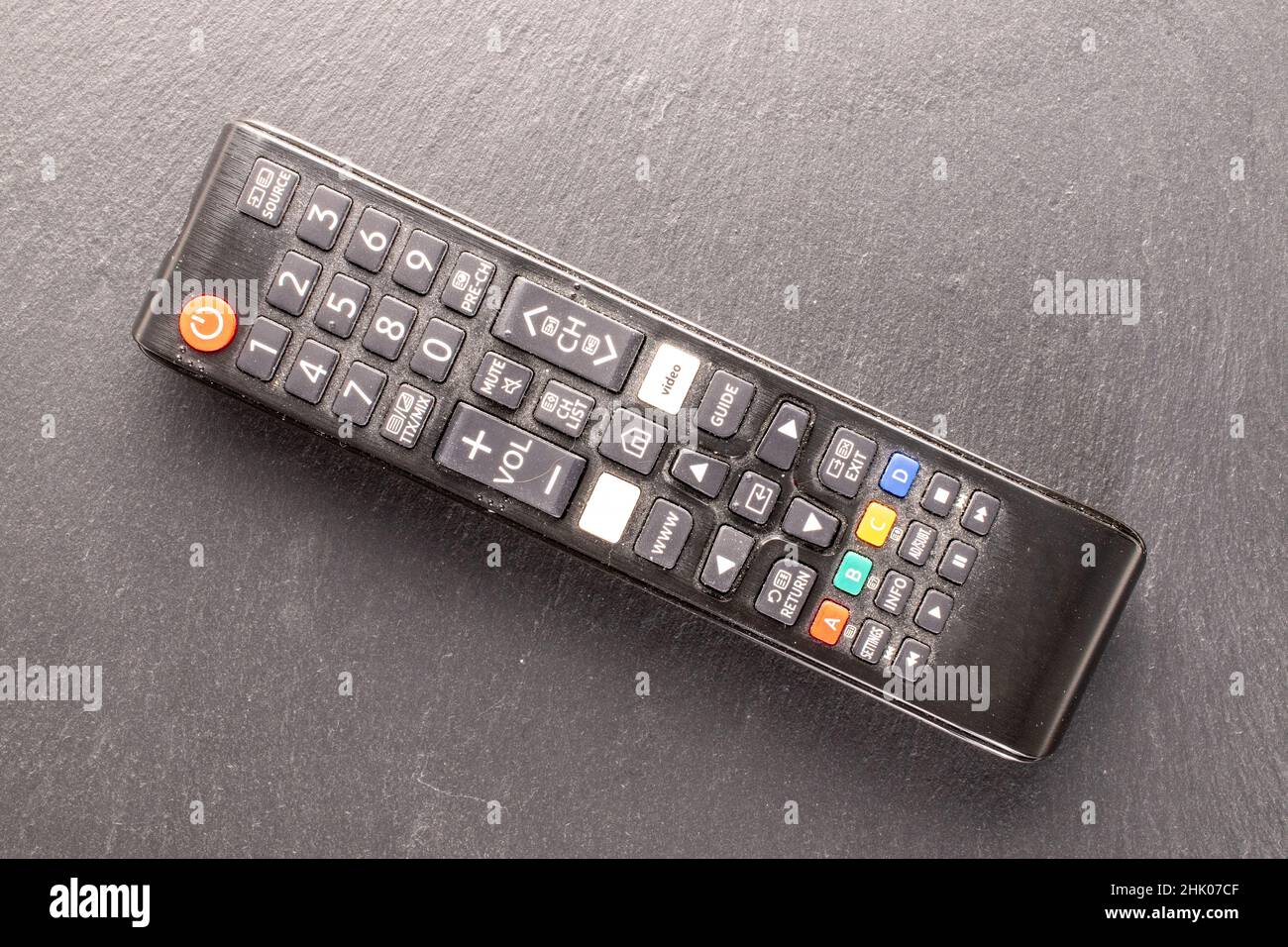 Un telecomando TV su un ardesia rock, macro shot, vista dall'alto. Foto Stock