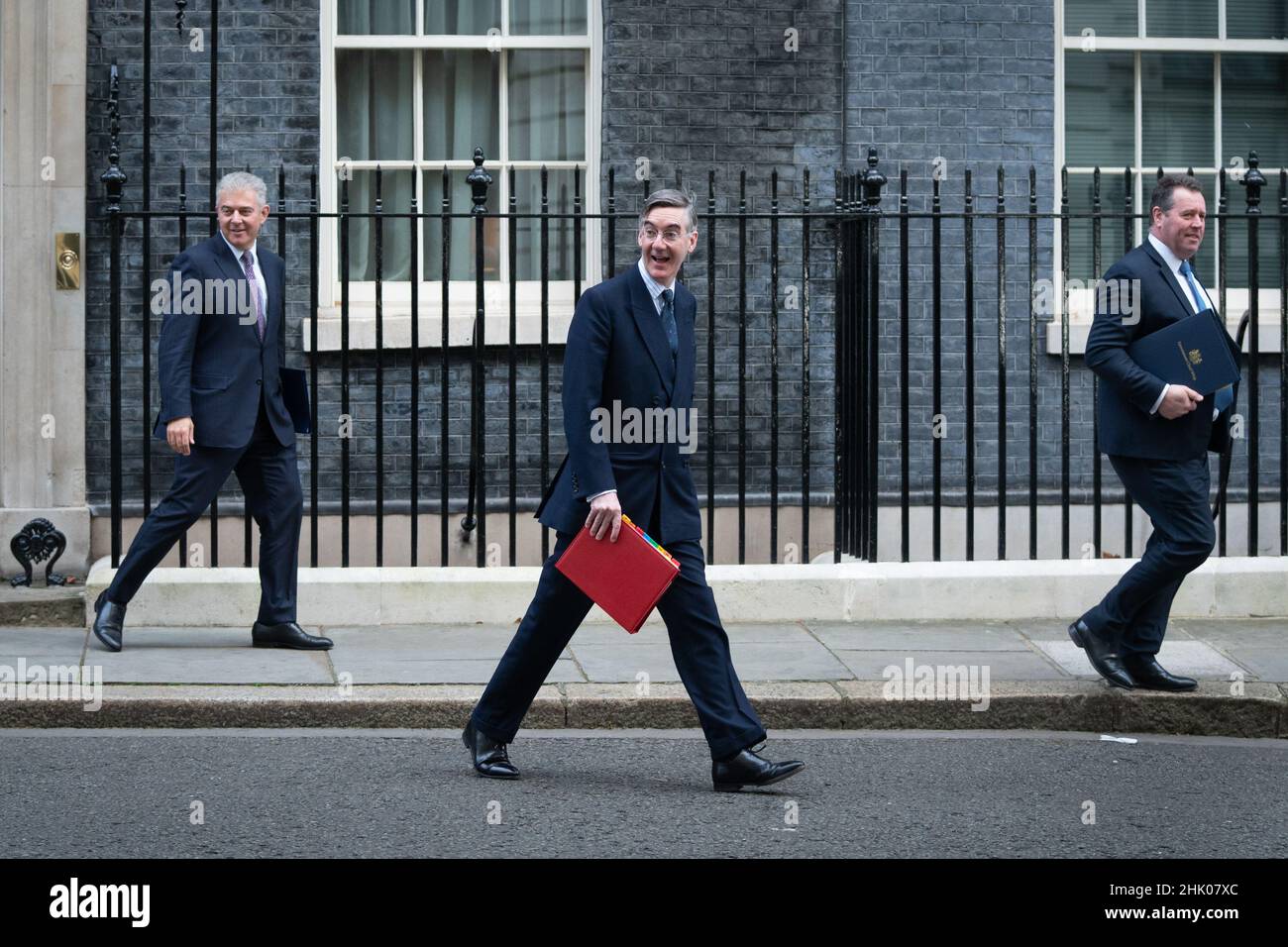 (Da sinistra a destra) il segretario dell'Irlanda del Nord Brandon Lewis, leader della Camera dei Comuni Jacob Rees-Mogg e capo dell'hip Mark Spencer lasciano il 10 Downing Street, Londra, a seguito della riunione settimanale del governo del Gabinetto. Data immagine: Martedì 1 febbraio 2022. Foto Stock