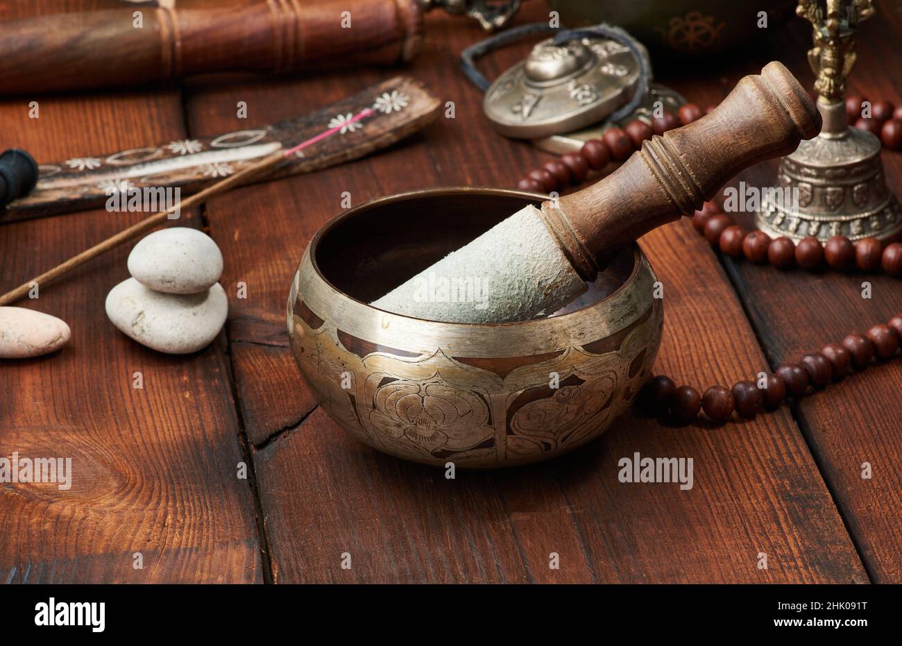 Ciotola tibetana in rame cantato con clapper in legno, oggetti per  meditazione e medicina alternativa. Tuffarsi in trance Foto stock - Alamy