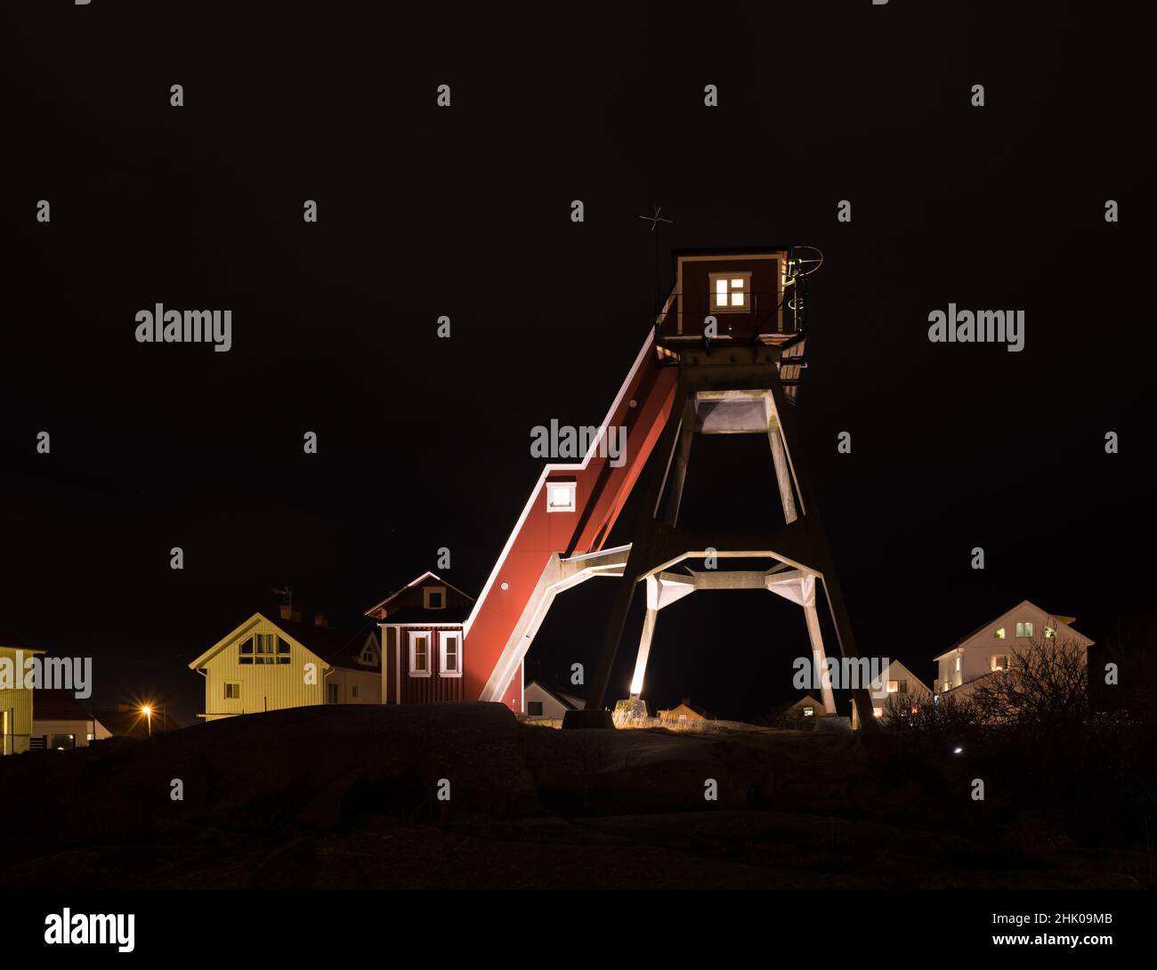 Scatto notturno della torre di avvistamento pilota sulla costa di Smogen, Svezia. Il punto di osservazione del pilota di Smögen era in precedenza una stazione pilota con un punto di osservazione da Smögenö Foto Stock