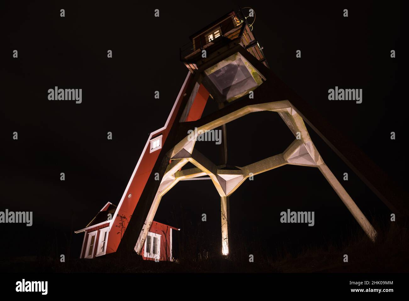 Scatto notturno della torre di avvistamento pilota sulla costa di Smogen, Svezia. Il punto di osservazione del pilota di Smögen era in precedenza una stazione pilota con un punto di osservazione da Smögenö Foto Stock