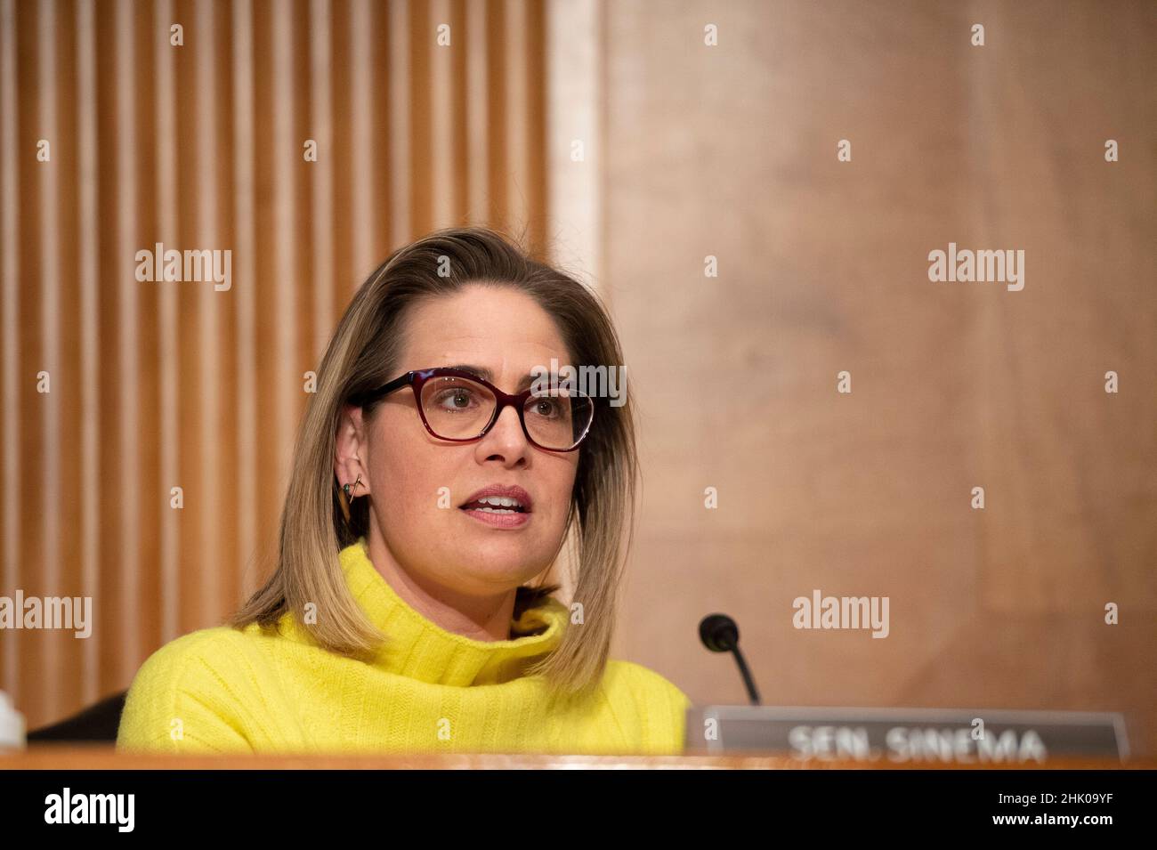 Washington, Vereinigte Staaten. 01st Feb 2022. Il senatore degli Stati Uniti Kyrsten Sinema (democratico dell'Arizona), interviene durante un'audizione per esaminare le nomine di Shalanda D. Young, della Louisiana, per essere direttore e Nani Coloretti, della California, per essere vicedirettore dell'Ufficio di gestione e bilancio presso il Campidoglio degli Stati Uniti a Washington, DC martedì, Febbraio 1, 2022. Credit: Bonnie Cash/Pool via CNP/dpa/Alamy Live News Foto Stock