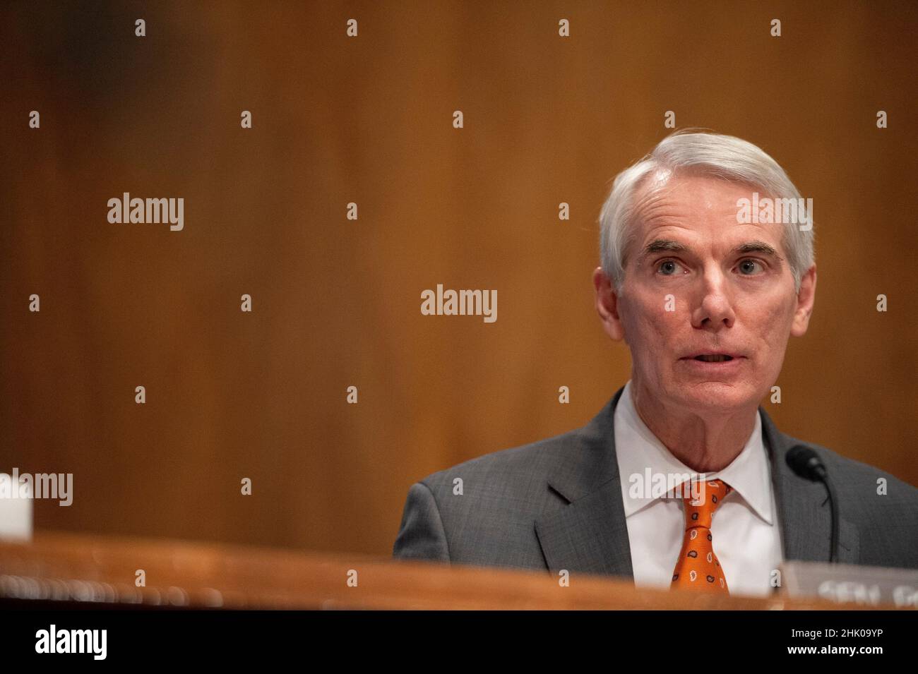 Washington, Vereinigte Staaten. 01st Feb 2022. Il senatore degli Stati Uniti Rob Portman (repubblicano dell'Ohio), parla durante un'audizione per esaminare le nomine di Shalanda D. Young, della Louisiana, per essere direttore e Nani Coloretti, della California, per essere vice direttore dell'Ufficio di gestione e bilancio presso il Campidoglio degli Stati Uniti a Washington, DC martedì, Febbraio 1, 2022. Credit: Bonnie Cash/Pool via CNP/dpa/Alamy Live News Foto Stock