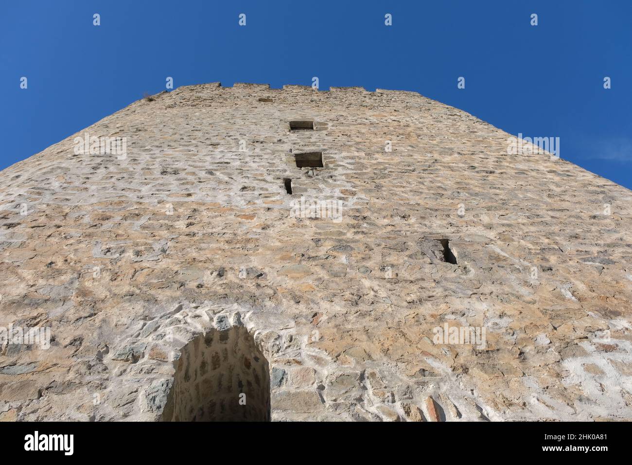 Vista sul castello ad angolo basso. Muro di mattoni castello muro nel castello di Rize Zil nome locale è Zilkale. Foto Stock