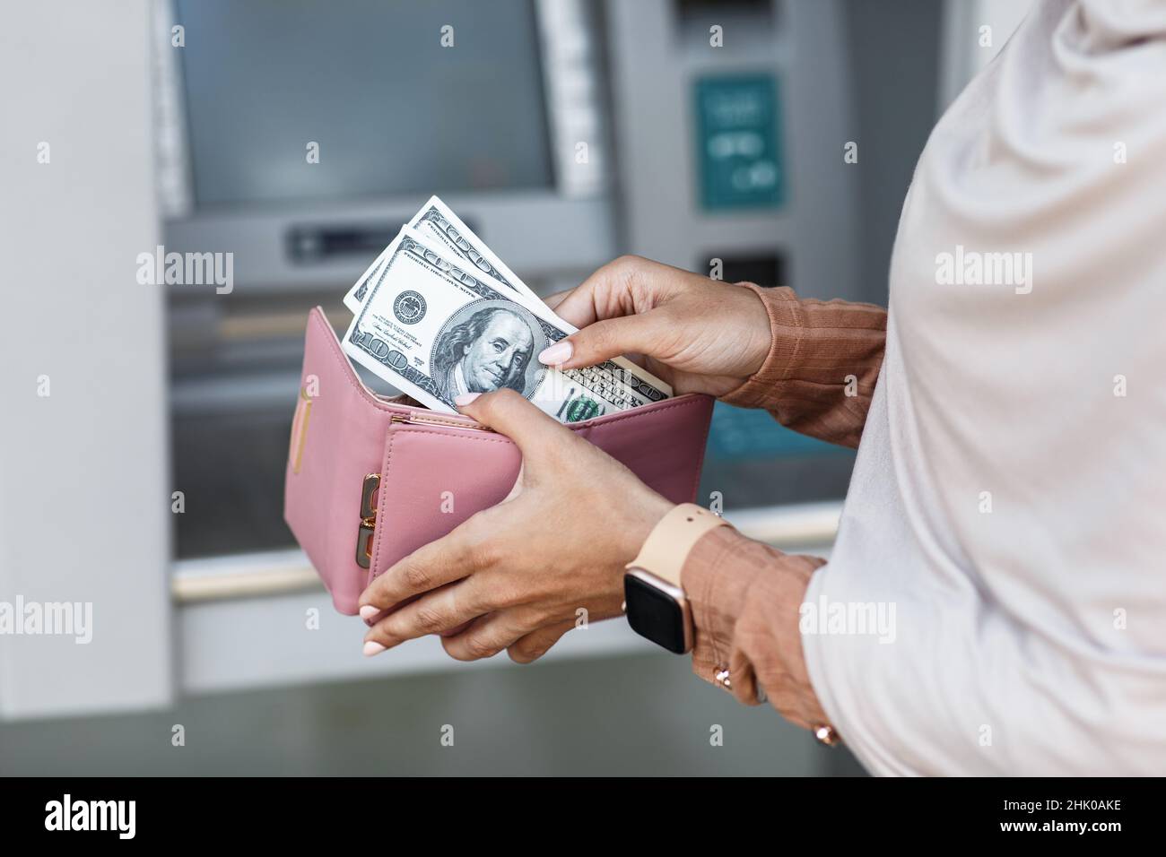 Trasferimento di valuta, transazioni di denaro, stipendio, vincita in lotteria, finanza personale, debito e credito Foto Stock