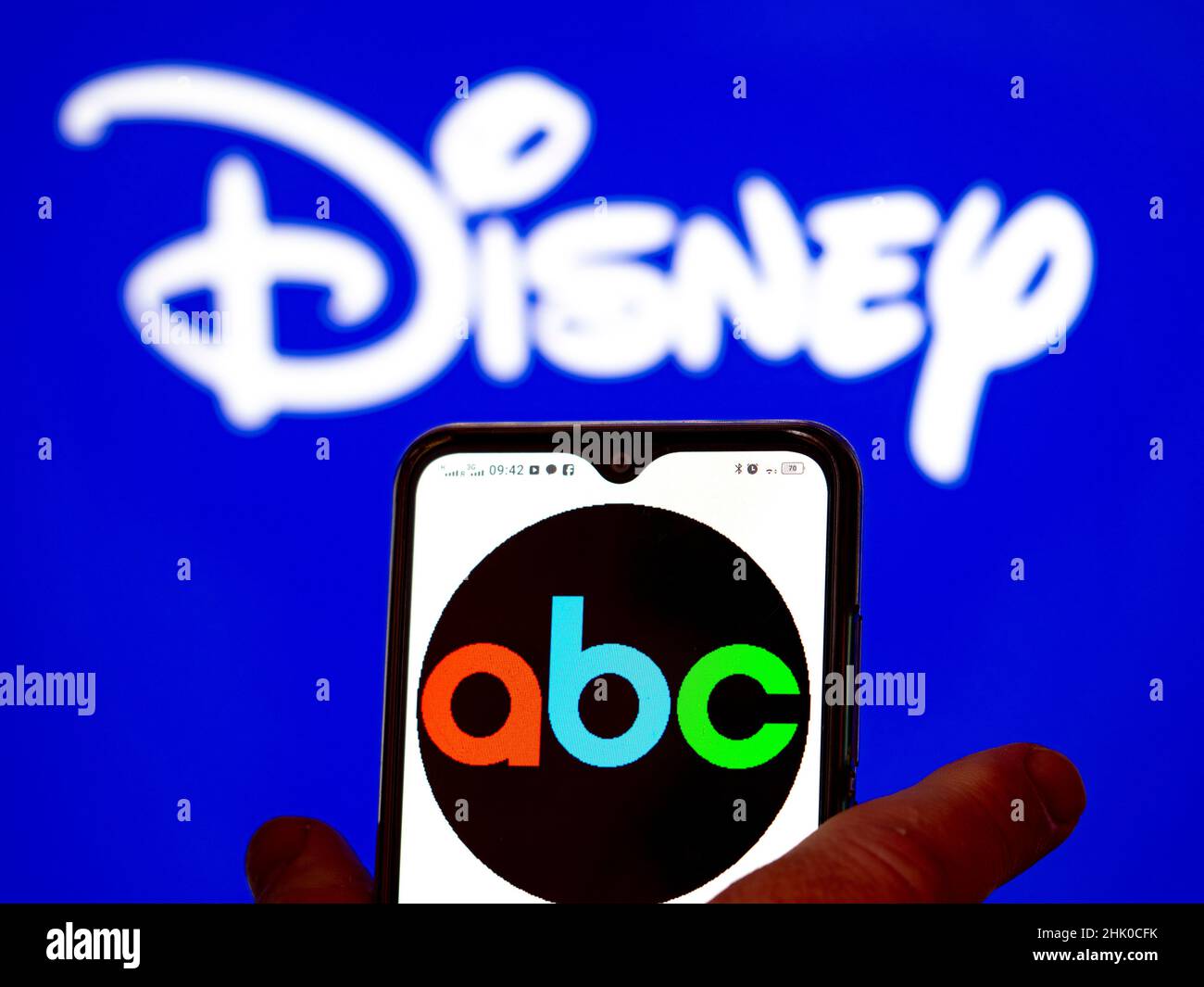 Ucraina. 01st Feb 2022. In questa figura, il logo ABC viene visualizzato sullo schermo di uno smartphone con il logo Disney sullo sfondo. (Foto di Igor Golovniov/SOPA Images/Sipa USA) Credit: Sipa USA/Alamy Live News Foto Stock