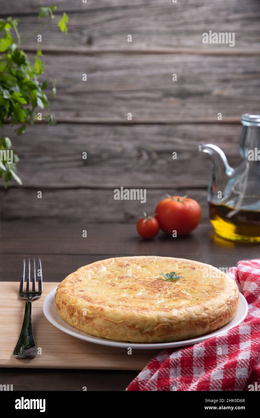 Tradizionale omelette spagnola su sfondo rustico, formato verticale con spazio di copia. Foto Stock