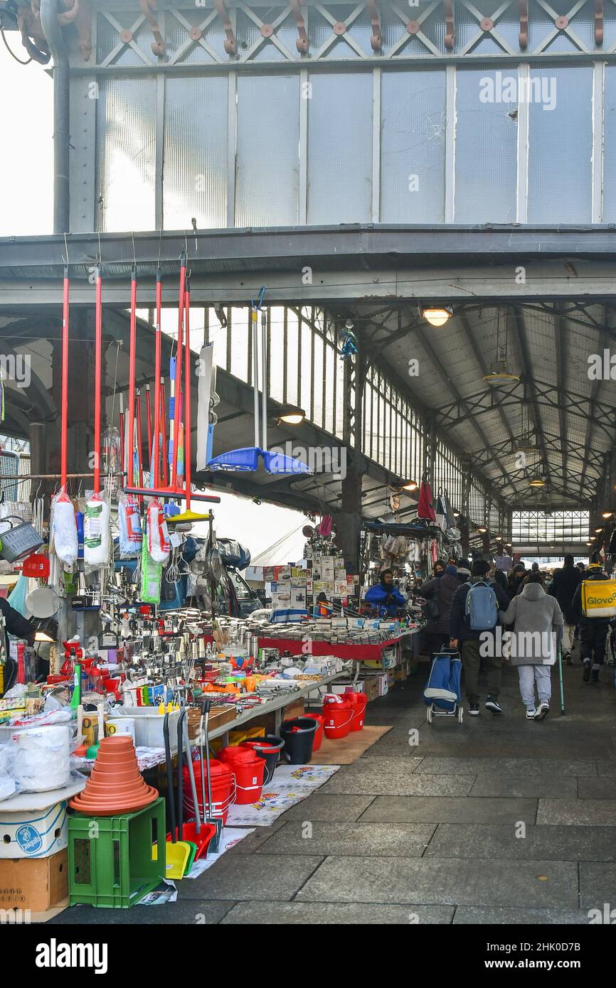 Mercato quotidiano sotto l'antica capanna di vetro e metallo dell'Antica Tettoia dell'Orologio nel quartiere di porta Palazzo, centro di Torino, Piemonte, Italia Foto Stock