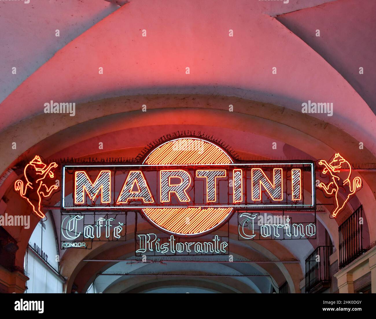 Neon segno di Martini, marca di bevande alcoliche, e caffè Torino, storico caffè sotto i portici di Piazza San Carlo, Torino, Piemonte Foto Stock