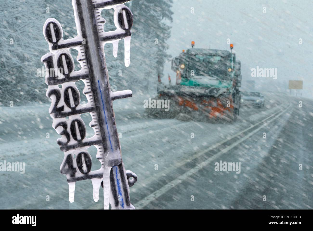 temperatura fredda con neve e ghiaccio in inverno su strada. Foto Stock