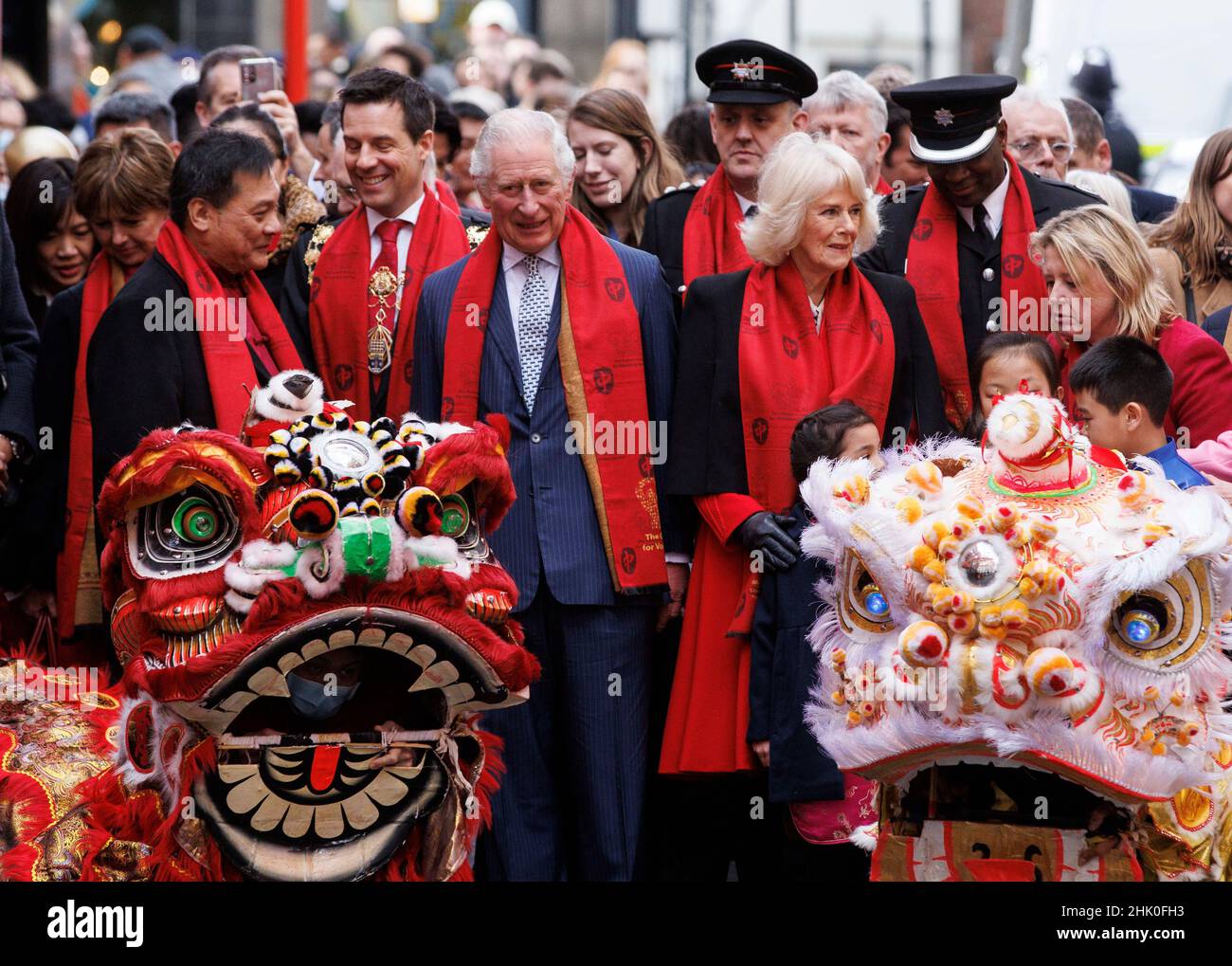 Londra, Regno Unito. 1st Feb 2022. Il principe Carlo e Camilla, duchessa di Cornovaglia, indossano sciarpe rosse mentre visitano Chinatown per celebrare il Capodanno cinese lunare che inizia il 1st febbraio. È l'anno della Tigre. Credit: Mark Thomas/Alamy Live News Foto Stock
