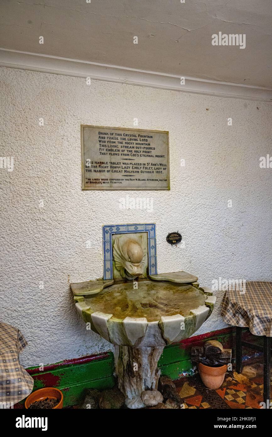 Il becco di marmo siciliano e il bacino del pozzo di Sant’Ann nelle colline Malvern sopra Malvern. Foto Stock