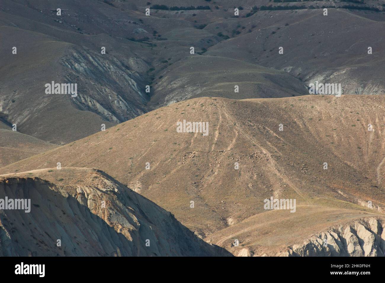 Paesaggio di montagna deserta alla luce del mattino. Foto Stock