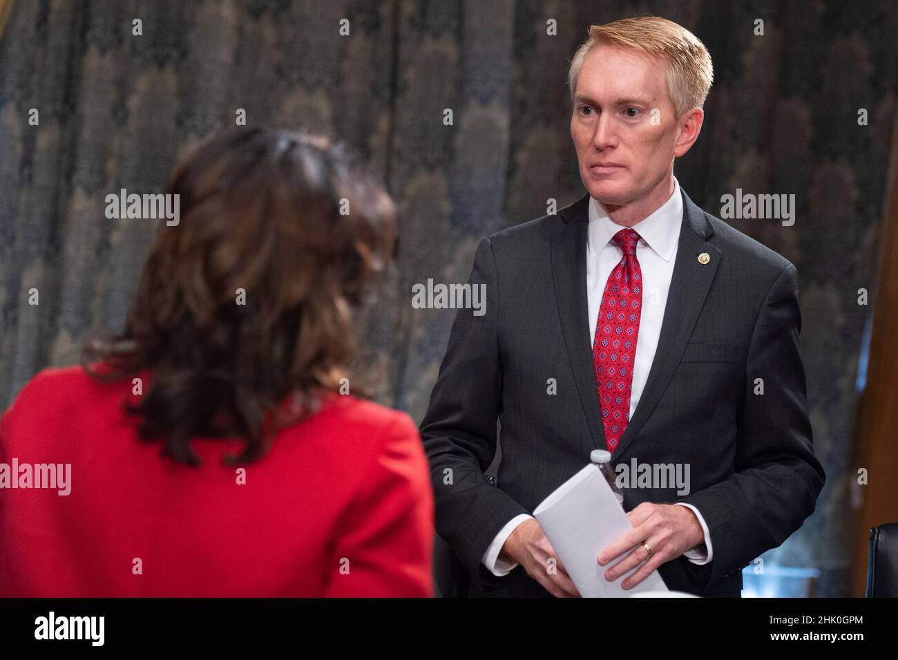 Washington, Stati Uniti. 01st Feb 2022. Nani Coloretti, dalla California, parla al Sen. James Lankford, D-OK, dopo un'audizione del Senato Homeland Security and Governal Affairs Committee che la nomina come Vice Direttore dell'Ufficio di Gestione e bilancio presso il Campidoglio degli Stati Uniti a Washington, DC martedì 1 febbraio 2022. (Foto di Bonnie Cash/Pool/Sipa USA) Credit: Sipa USA/Alamy Live News Foto Stock