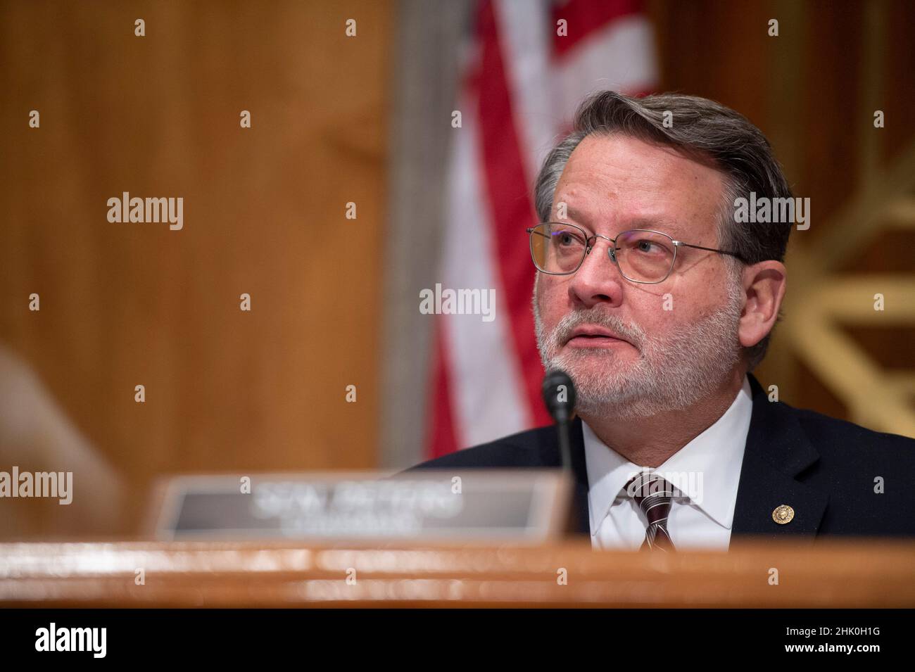 Washington, Stati Uniti. 01st Feb 2022. Il Presidente della Commissione per la sicurezza e gli affari governativi del Senato, Sen. Gary Peters, D-MI, interviene in un'audizione per esaminare le nomine di Shalanda D. Young, della Louisiana, da direttore e Nani Coloretti, della California, Essere Vice Direttore dell'Ufficio di Gestione e bilancio presso il Campidoglio degli Stati Uniti a Washington, DC martedì 1 febbraio 2022. (Foto di Bonnie Cash/Pool/Sipa USA) Credit: Sipa USA/Alamy Live News Foto Stock
