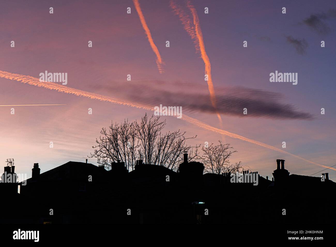 WIMBLEDON LONDRA, REGNO UNITO. 1 febbraio 2022. Percorsi Vapor nel cielo durante un tramonto colorato a Wimbledon, nel sud-ovest di Londra. Credit: amer Ghazzal/Alamy Live News Foto Stock
