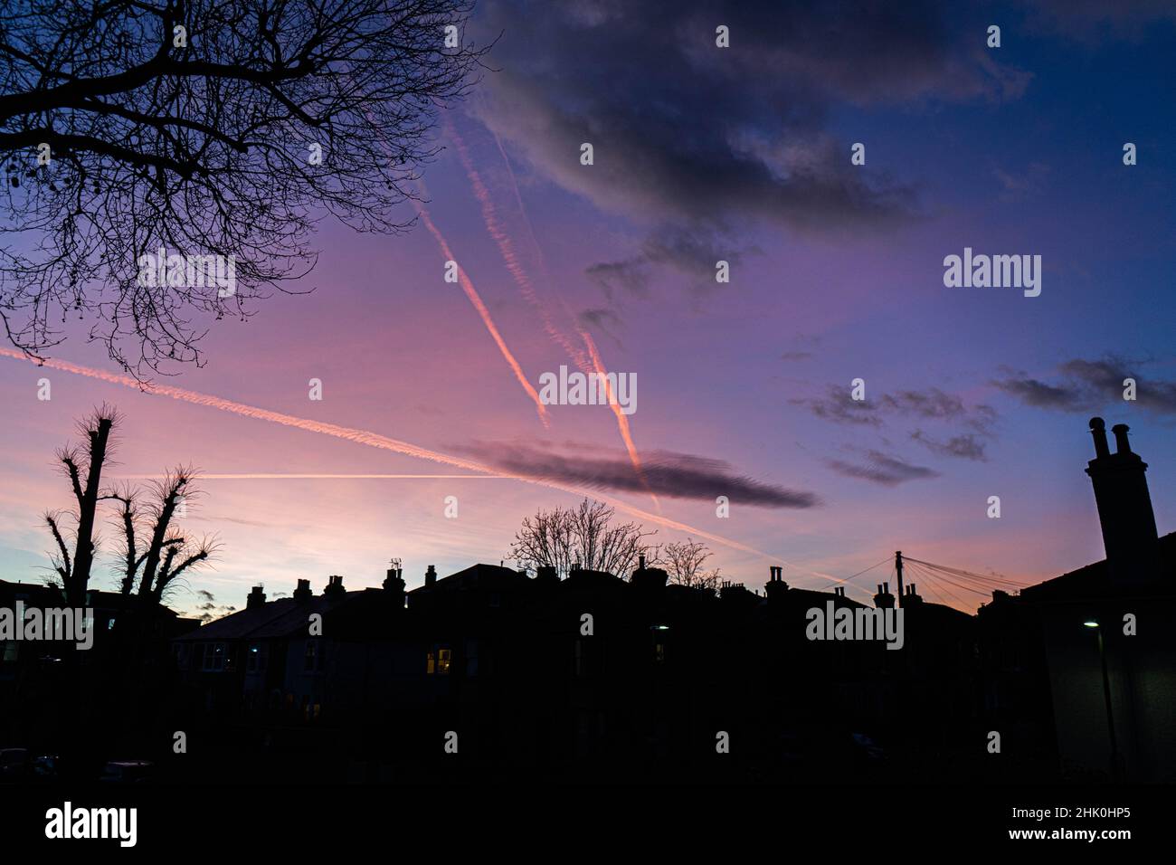 WIMBLEDON LONDRA, REGNO UNITO. 1 febbraio 2022. Percorsi Vapor nel cielo durante un tramonto colorato a Wimbledon, nel sud-ovest di Londra. Credit: amer Ghazzal/Alamy Live News Foto Stock