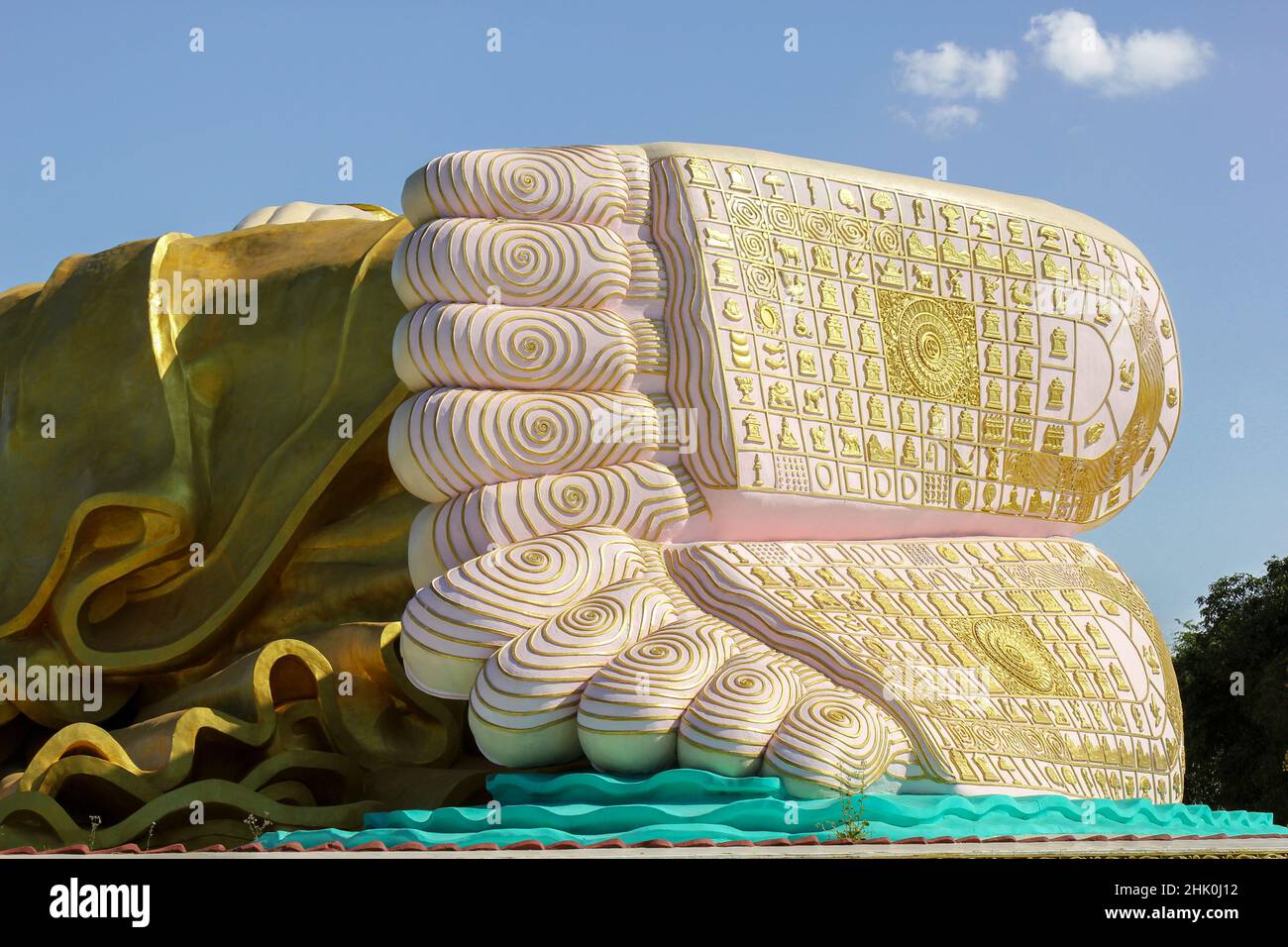 Enormi piedi del Naung Daw Gyi maggio Tha Lyaung Recling Buddha, Bago, Myanmar Foto Stock