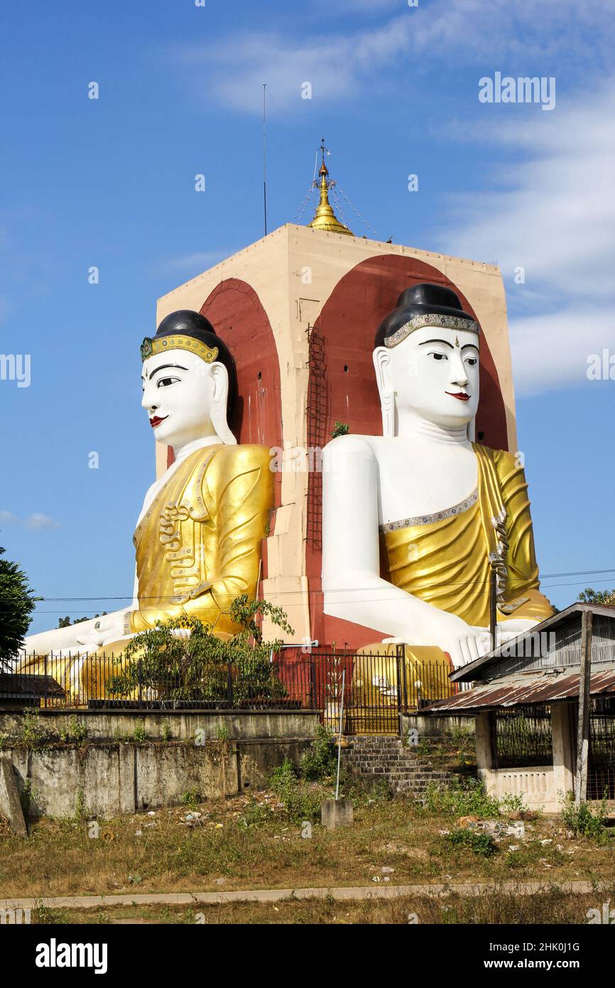 Le quattro facce Buddha seduto indietro a schiena (ognuno ha vestiti ed espressioni differenti), Buddha Kyaikpun, Bago, Myanmar Foto Stock