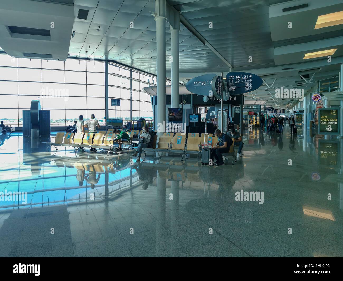 Porto Portugal 09 19 2021: Vista interna dell'aeroporto SA Carneiro, con persone nel corridoio, camminando e aspettando con le valigie sul punto di imbarco Foto Stock
