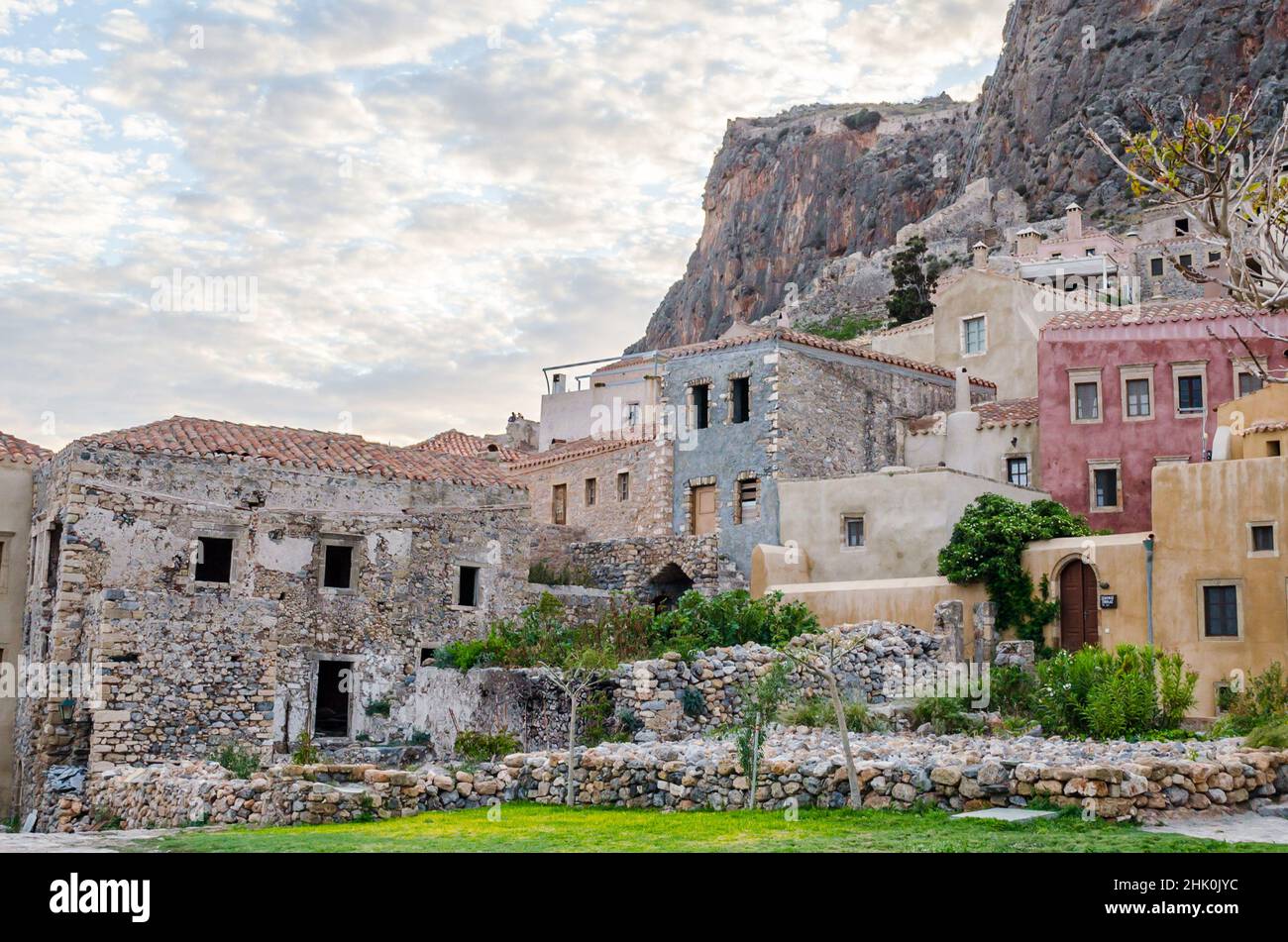 Città medievale dell'isola di Monemvasia, Grecia con architettura anfiteatro. Old Castle Town con case multicolore costruite su una roccia enorme Foto Stock