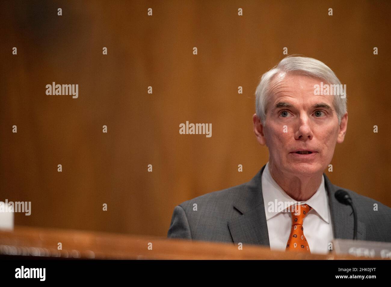 Il senatore degli Stati Uniti Rob Portman (repubblicano dell'Ohio), parla durante un'audizione per esaminare le nomine di Shalanda D. Young, della Louisiana, per essere direttore e Nani Coloretti, della California, per essere vice direttore dell'Ufficio di gestione e bilancio presso il Campidoglio degli Stati Uniti a Washington, DC martedì, Febbraio 1, 2022. Credito: Bonnie Cash/Pool tramite CNP/MediaPunch Foto Stock