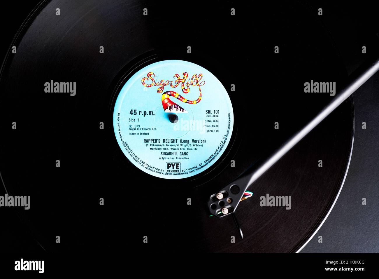 Una vista dall'alto del singolo da 12 pollici delle gange di Sugarhill iconico Rappers Delight singolo. Il record è seduto su un giradischi in riproduzione Foto Stock